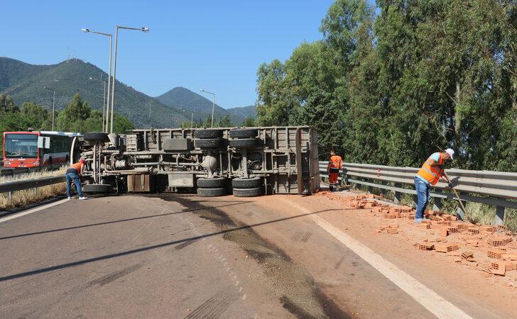 İzmir-Çeşme Otoyolu'nda tuğla yüklü kamyon devrildi G2