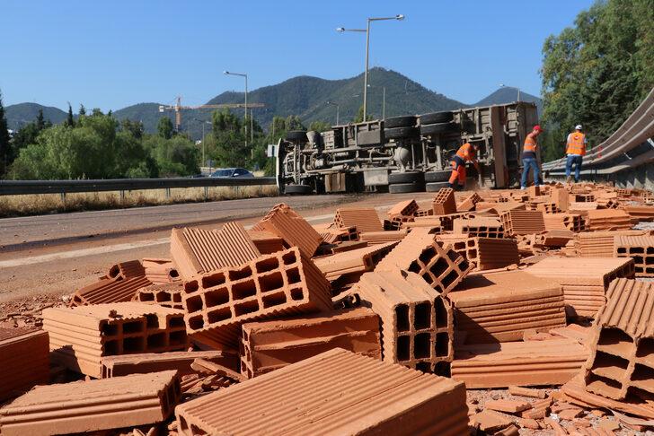 İzmir-Çeşme Otoyolu'nda tuğla yüklü kamyon devrildi G3