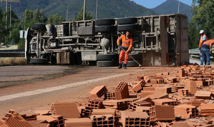 İzmir-Çeşme Otoyolu'nda tuğla yüklü kamyon devrildi G4