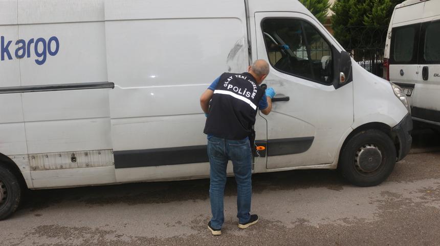 Adana'da çalınan 2 kargo minibüsü terk edilmiş halde bulundu