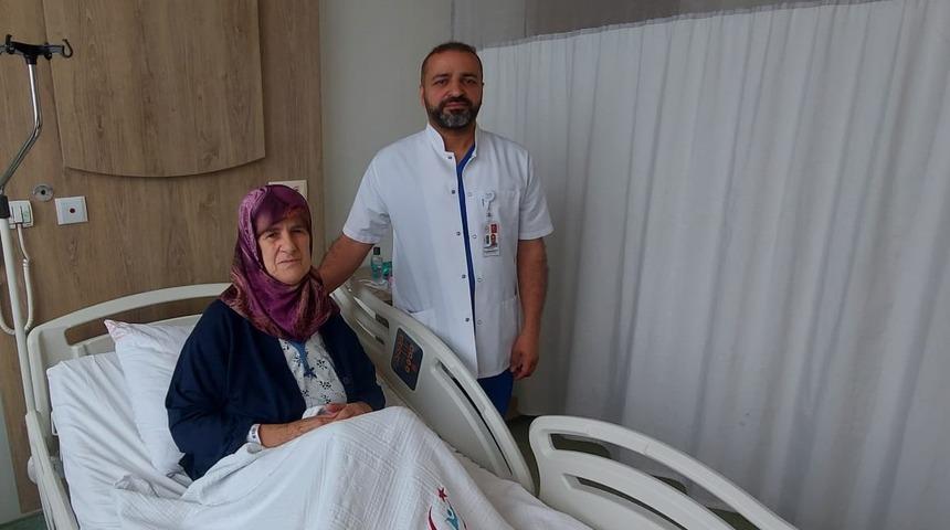 Bursa'da ameliyat edilen yaşlı kadının safra kesesinden 1284 taş çıkarıldı