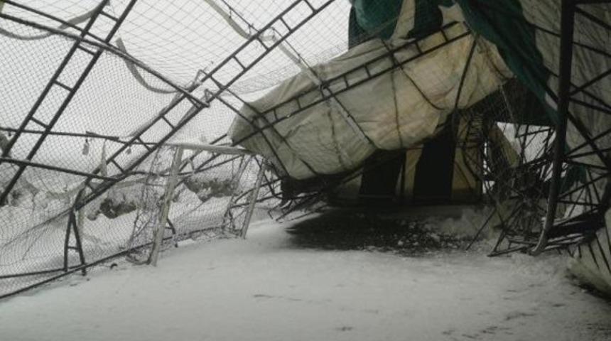 Bursa'da kar nedeniyle halı sahahın tavanı çöktü