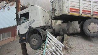 Ermenek'te facianın eşiğinden dönüldü: TIR, okulun üstüne uçacaktı