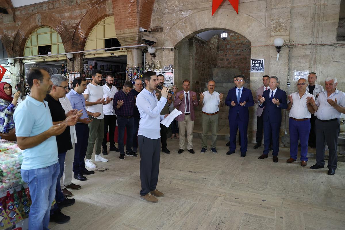 Edirne Valisi Kırbıyık, Tarihi Selimiye Arastası esnafının &ccedil;arşıdaki bereket duasına katıldı