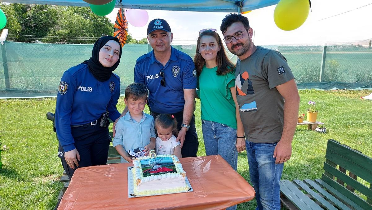 Amasya'da polisten 6 yaşındaki &ccedil;ocuğa doğum g&uuml;n&uuml; s&uuml;rprizi