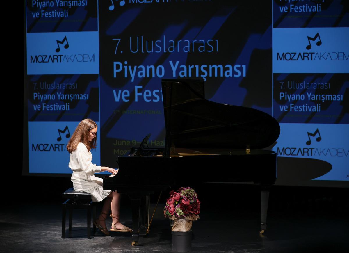 İzmir'de 7. Uluslararası Piyano Yarışması ve Festivali başladı
