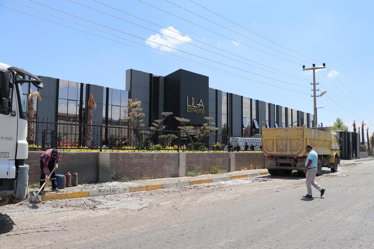 Diyarbakır'da yangında zarar g&ouml;ren fabrikada hasar tespit &ccedil;alışması yapılıyor