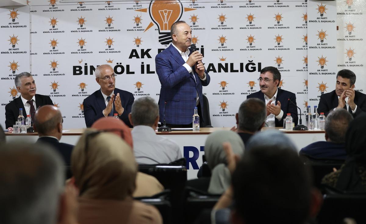 Dışişleri Bakanı Mevl&uuml;t &Ccedil;avuşoğlu Bing&ouml;l'de temaslarda bulundu
