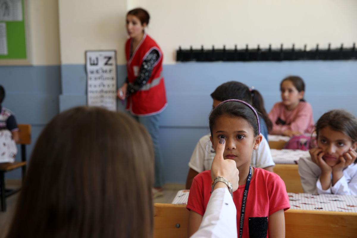 Muş'ta k&ouml;ylerde eğitim g&ouml;ren &ccedil;ocuklar g&ouml;z taramasından ge&ccedil;iriliyor