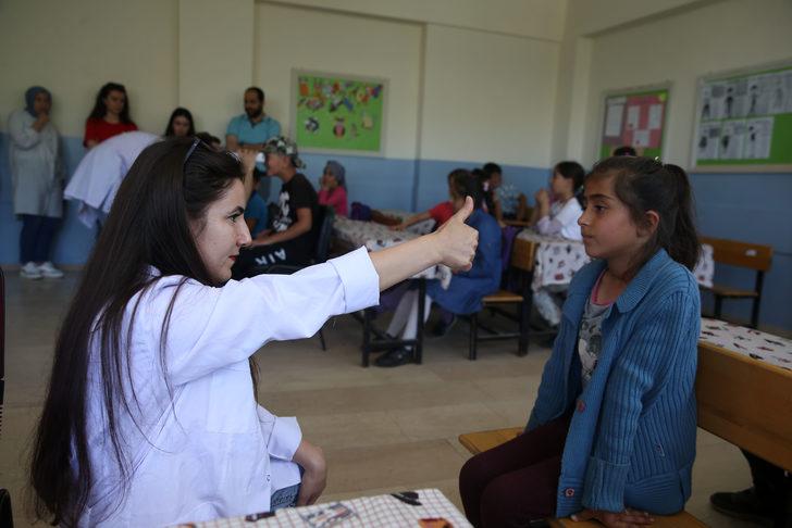 Muş'ta köylerde eğitim gören çocuklar göz taramasından geçiriliyor G3
