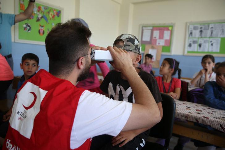 Muş'ta köylerde eğitim gören çocuklar göz taramasından geçiriliyor G4