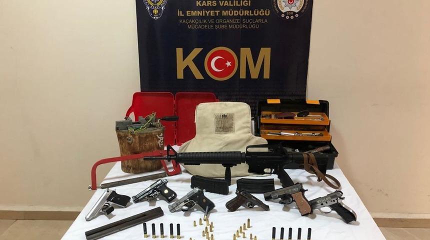 Kars'ta silah kaçakçılığı iddiasıyla 2 zanlı yakalandı