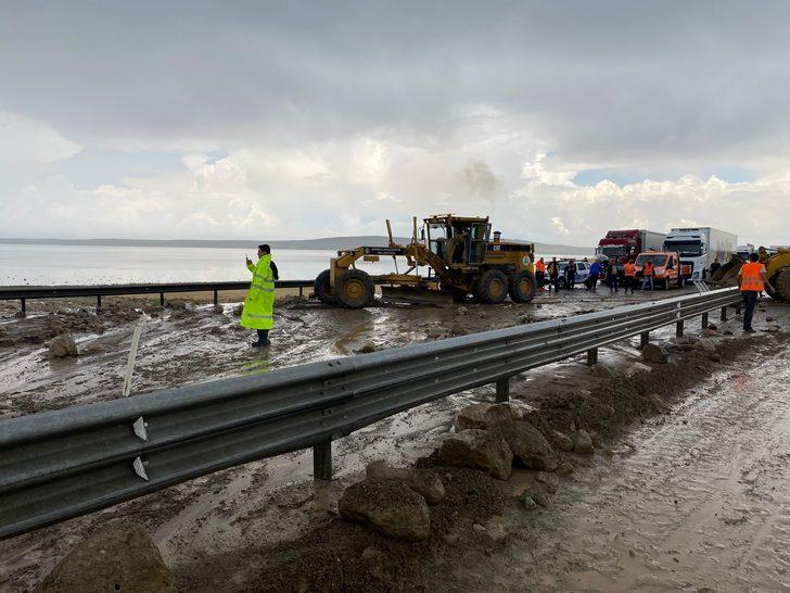 Etkili sağanak Şereflikoçhisar-Aksaray kara yolunda ulaşımı aksattı G3