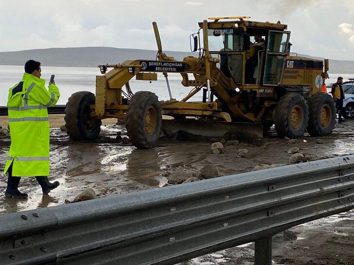 Etkili sağanak Şereflikoçhisar-Aksaray kara yolunda ulaşımı aksattı G4