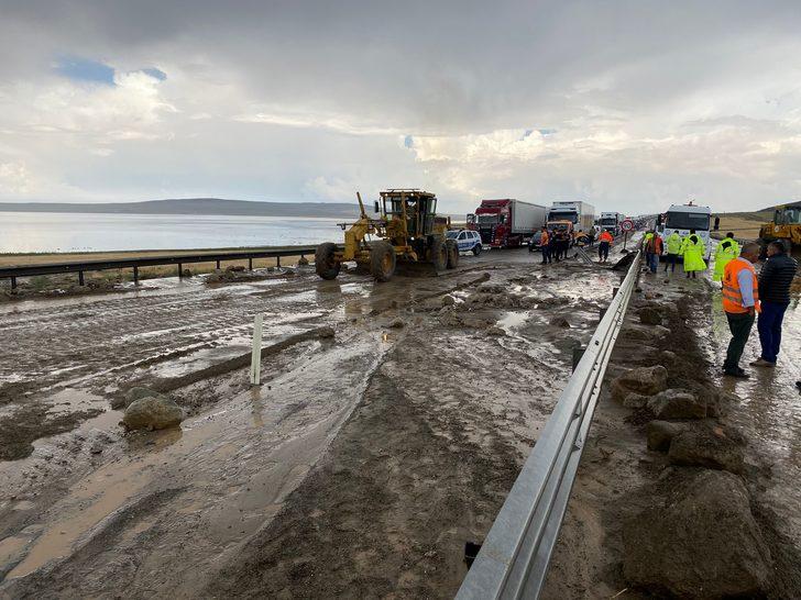 Etkili sağanak Şereflikoçhisar-Aksaray kara yolunda ulaşımı aksattı G5