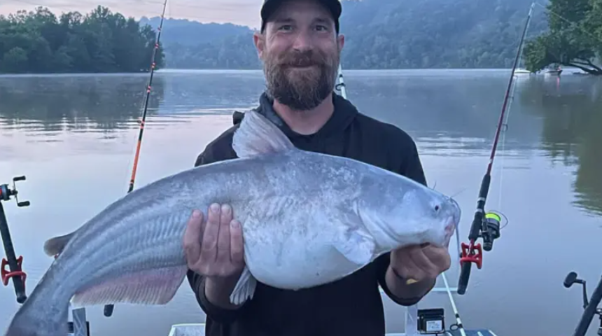 Yakaladıkları dev balığın midesinden cinsel ilişki oyuncağı çıktı! “Eşim hemen kızımın gözlerini kapattı”