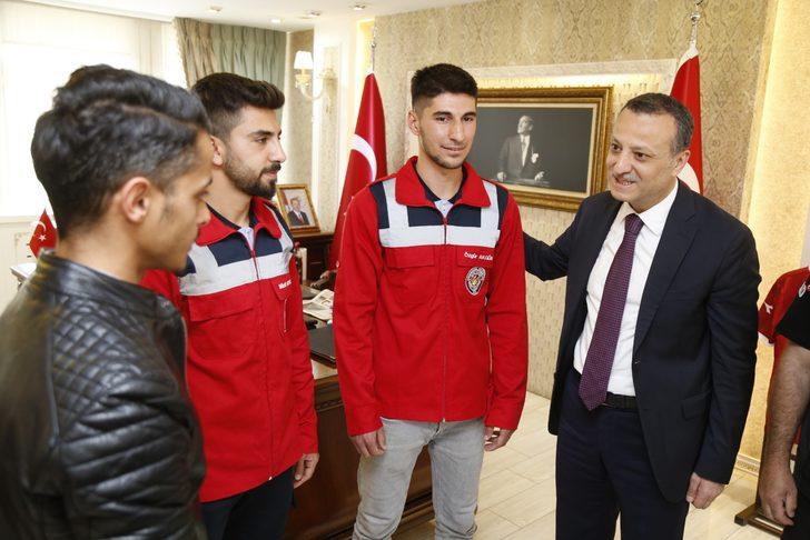 Gümüşhane'de menfezde biriken suya düşen genç kızı kurtaran öğrenciler ödüllendirildi G3