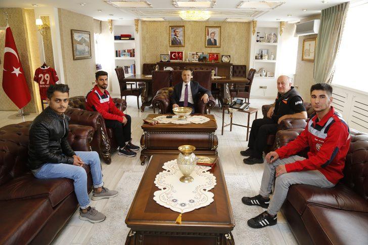 Gümüşhane'de menfezde biriken suya düşen genç kızı kurtaran öğrenciler ödüllendirildi G4