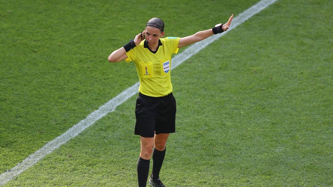 T&uuml;rkiye Litvanya ma&ccedil;ının hakemi Stephanie Frappart kimdir? Stephanie Frappart nereli ve ka&ccedil; yaşında, hangi ma&ccedil;larda g&ouml;rev aldı?