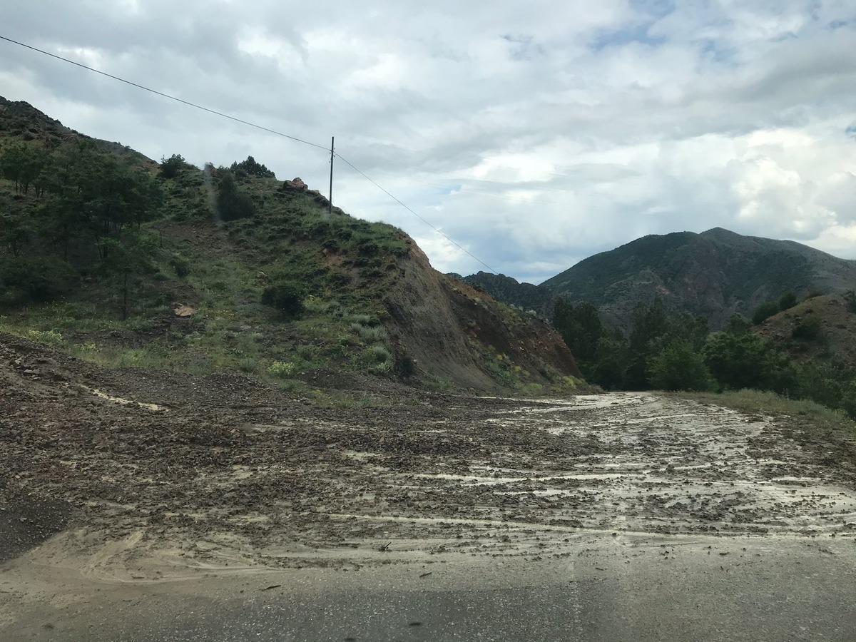 Erzurum'da sağanak y&uuml;z&uuml;nden mahalle yolu kapandı, tarım alanları zarar g&ouml;rd&uuml;