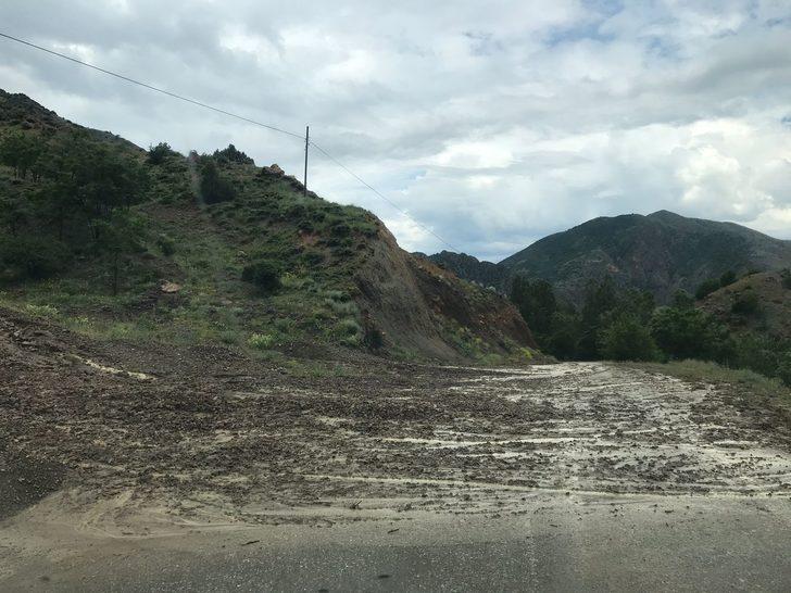Erzurum'da sağanak yüzünden mahalle yolu kapandı, tarım alanları zarar gördü G1