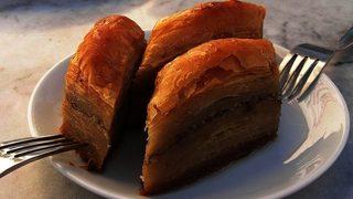 Bayramların vazgeçilmezi cevizli baklava tarifi