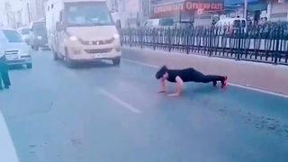 İzleyenleri hayrete düşürdü! Pakistan uyruklu şahsın trafiği kesip yolun ortasında yaptıkları sosyal medyada gündem oldu: Ekipler harekete geçti