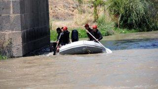 Dicle Nehri'ne düşen terliğinin peşinden giden genç suda kayboldu
