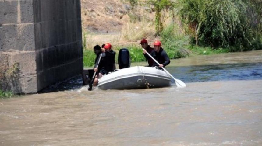 Dicle Nehri'ne düşen terliğinin peşinden giden genç suda kayboldu