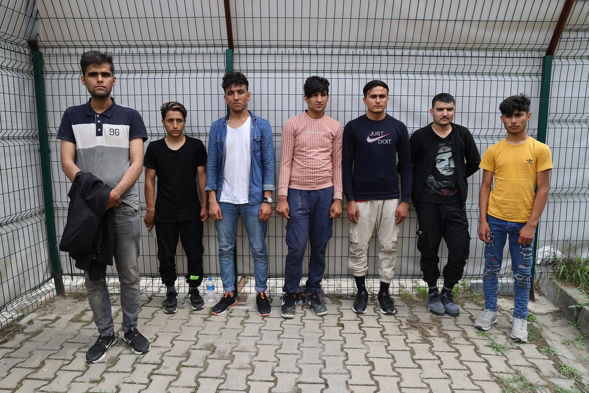 Sınırda vurularak &ouml;ld&uuml;r&uuml;ld&uuml;ğ&uuml; iddia edilen d&uuml;zensiz g&ouml;&ccedil;menin arkadaşları yaşadıklarını anlattı
