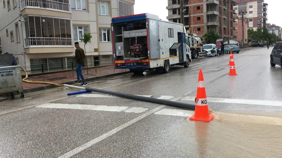 Konya'da sağanak nedeniyle bazı ev ve iş yerlerini su bastı