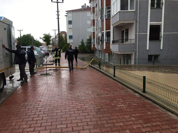 Konya'da sağanak nedeniyle bazı ev ve iş yerlerini su bastı G3