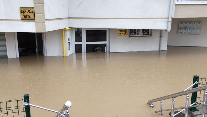 Konya'da sağanak nedeniyle bazı ev ve iş yerlerini su bastı G5