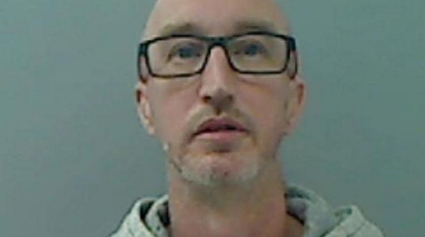 Sapıklığın böylesi! Pes dedirten adam genç rolü yaparak...