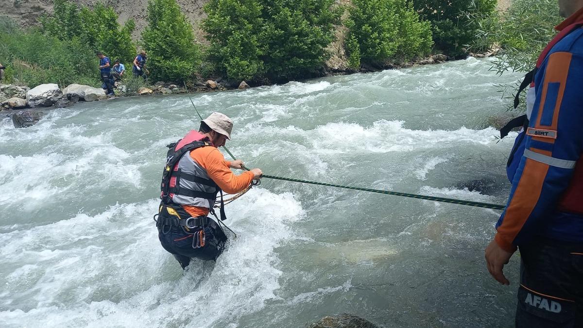 Siirt'te M&uuml;k&uuml;s &Ccedil;ayı'nda akıntıda kaybolan hemşireyi arama &ccedil;alışması devam ediyor