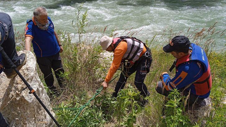 Siirt'te Müküs Çayı'nda akıntıda kaybolan hemşireyi arama çalışması devam ediyor G3