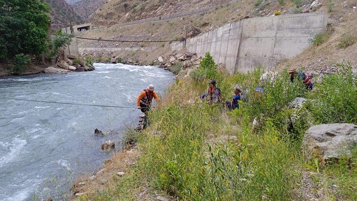 Siirt'te Müküs Çayı'nda akıntıda kaybolan hemşireyi arama çalışması devam ediyor G4