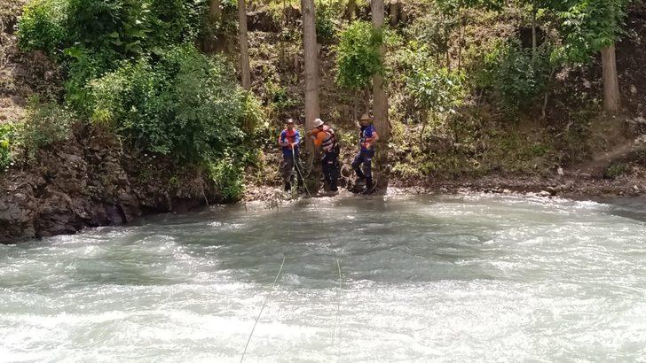 Siirt'te Müküs Çayı'nda akıntıda kaybolan hemşireyi arama çalışması devam ediyor G5