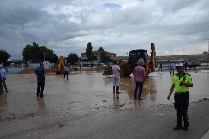 Karaman'da sağanak ulaşımı aksattı G2
