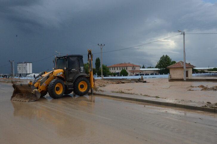 Karaman'da sağanak ulaşımı aksattı G3