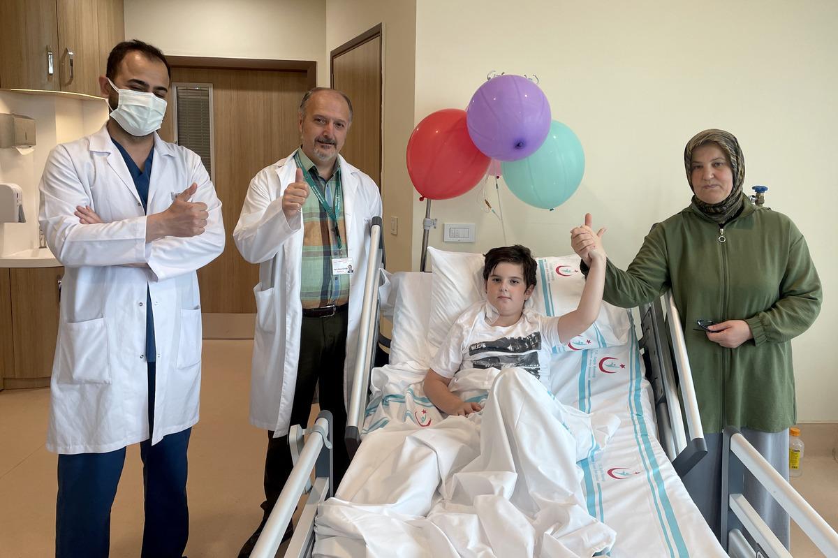 Antalya'da yaşayan kalbi delik &ccedil;ocuk, Erzurum'da kapalı ameliyatla iyileşti