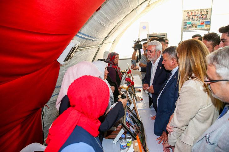 Demokrasi ve Birlik Derneği Genel Başkanı Metiner, Diyarbakır annelerini ziyaret etti: G3