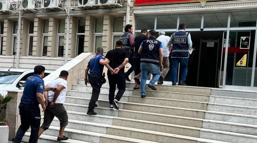 Adana'da hırsızlık yaptıkları iddiasıyla yakalanan 4 zanlı tutuklandı