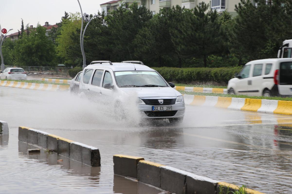 Edirne'de sağanak nedeniyle yollarda su birikintileri oluştu