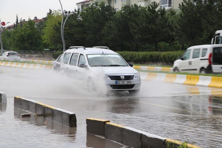 Edirne'de sağanak nedeniyle yollarda su birikintileri oluştu G1