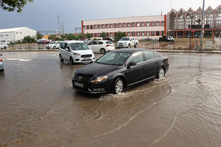 Edirne'de sağanak nedeniyle yollarda su birikintileri oluştu G2