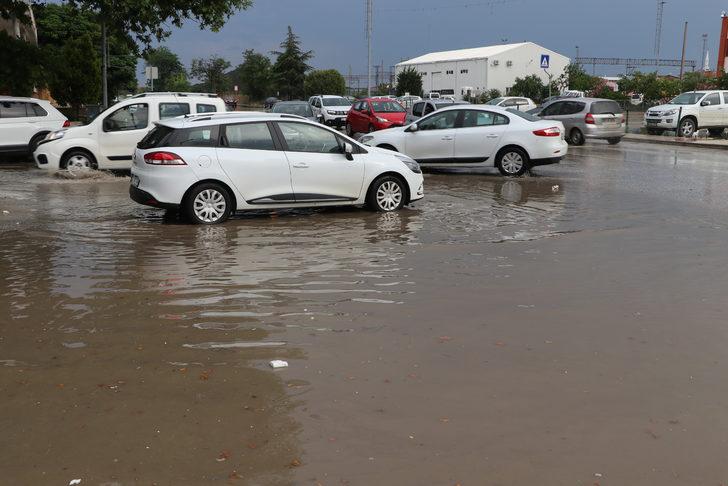 Edirne'de sağanak nedeniyle yollarda su birikintileri oluştu G3
