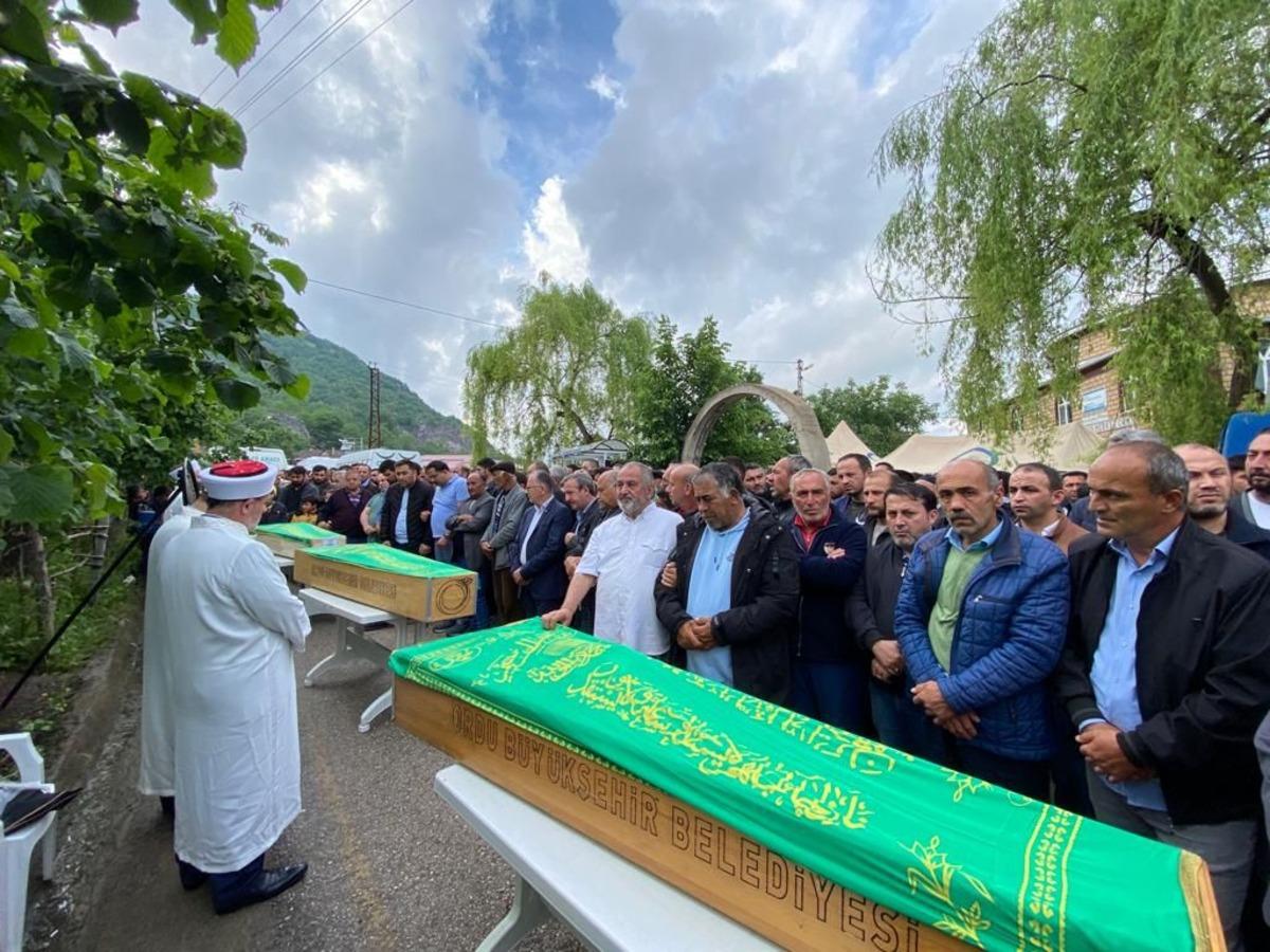 Yozgat'taki trafik kazasında &ouml;len 3 kuzen Ordu'da toprağa verildi