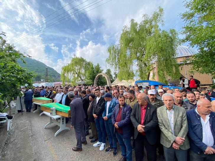 Yozgat'taki trafik kazasında ölen 3 kuzen Ordu'da toprağa verildi G3