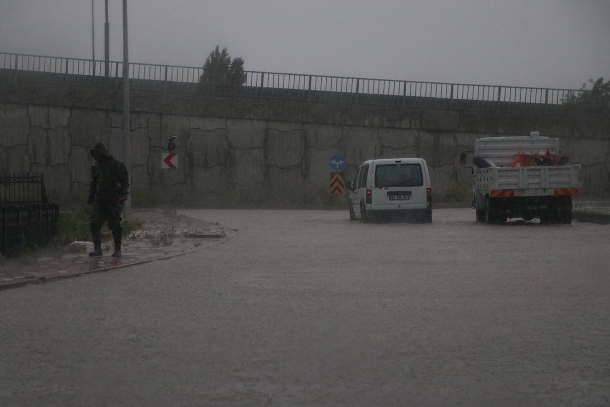 Niğde'de sağanak ulaşımda aksamalara neden oldu